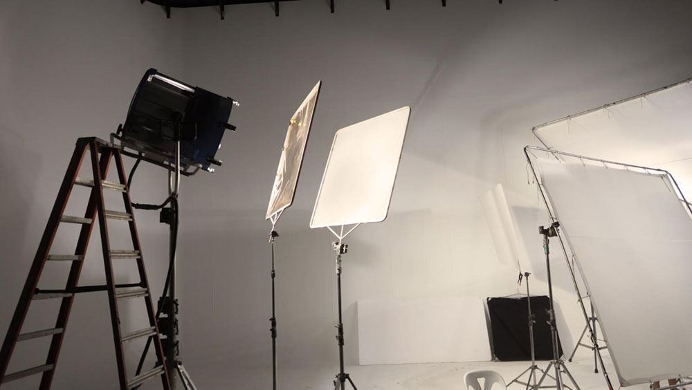 Large reflectors in studio lighting set up